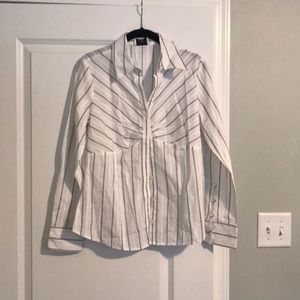 Detailed dress shirt.